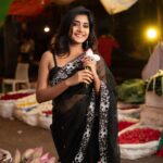 Vasanthi Krishnan Instagram - 🖤🖤🖤Black love 🖤🖤🖤 Cute saree🖤🖤🖤 @navyasri_mandava ❤️❤️❤️❤️❤️❤️❤️❤️❤️❤️❤️❤️❤️❤️❤️❤️ . . . . Outfit: @navyasri_mandava Mua: @srujanas_contour Styling: @stylebyrajasree Photography: @suresh_upputuri #instragram #vasanthikrishnan💗☺️😍 #bigbosstelugu #teluguactress #blacklove #blackheart🖤 #facebook #vk #pk #desginerwear #blacksaree🖤 #bigbossseason7tamil #cuteone #picoftheday #flowerlovers #flowersmaket