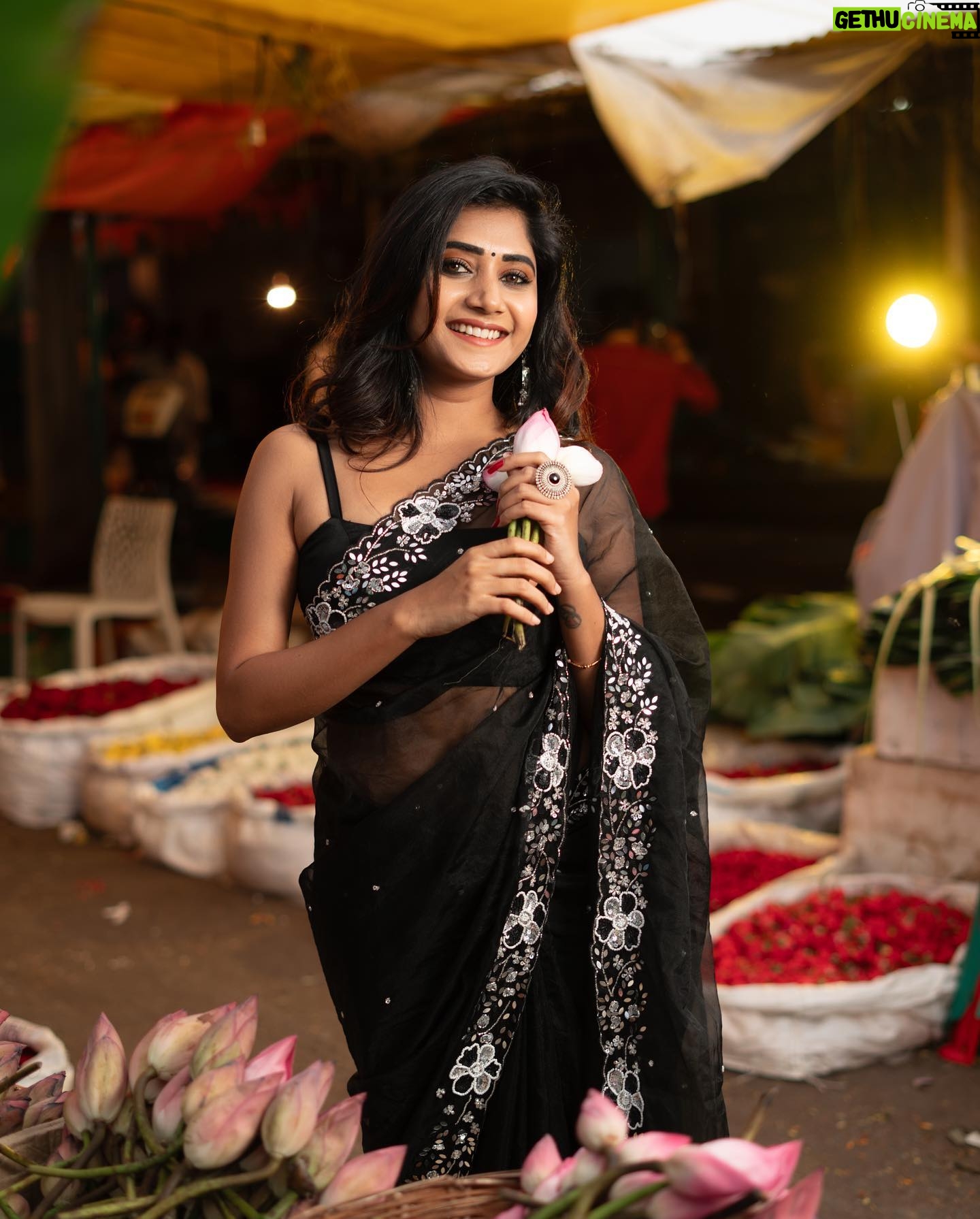 Vasanthi Krishnan Instagram - 🖤🖤🖤Black love 🖤🖤🖤 Cute saree🖤🖤🖤 @navyasri_mandava ❤️❤️❤️❤️❤️❤️❤️❤️❤️❤️❤️❤️❤️❤️❤️❤️ . . . . Outfit: @navyasri_mandava Mua: @srujanas_contour Styling: @stylebyrajasree Photography: @suresh_upputuri #instragram #vasanthikrishnan💗☺️😍 #bigbosstelugu #teluguactress #blacklove #blackheart🖤 #facebook #vk #pk #desginerwear #blacksaree🖤 #bigbossseason7tamil #cuteone #picoftheday #flowerlovers #flowersmaket