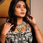 Vasanthi Krishnan Instagram - Custom-Made Designer Wear by @attraqtivelabelbysr Jewellery courtesy : @vysyarajujewellers Location : @ocean_vista_bay Haute-couture elegance by @vasanthi__krishnan Thanks for being apart of us❤️ #likes #fashion #couture #follow #photooftheday #jewellery #designer #instagood #picoftheday #trend #viral #style #bhyp