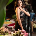 Vasanthi Krishnan Instagram - 🖤🖤🖤Black love 🖤🖤🖤 Cute saree🖤🖤🖤 @navyasri_mandava ❤️❤️❤️❤️❤️❤️❤️❤️❤️❤️❤️❤️❤️❤️❤️❤️ . . . . Outfit: @navyasri_mandava Mua: @srujanas_contour Styling: @stylebyrajasree Photography: @suresh_upputuri #instragram #vasanthikrishnan💗☺️😍 #bigbosstelugu #teluguactress #blacklove #blackheart🖤 #facebook #vk #pk #desginerwear #blacksaree🖤 #bigbossseason7tamil #cuteone #picoftheday #flowerlovers #flowersmaket