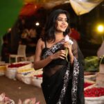 Vasanthi Krishnan Instagram - 🖤🖤🖤Black love 🖤🖤🖤 Cute saree🖤🖤🖤 @navyasri_mandava ❤️❤️❤️❤️❤️❤️❤️❤️❤️❤️❤️❤️❤️❤️❤️❤️ . . . . Outfit: @navyasri_mandava Mua: @srujanas_contour Styling: @stylebyrajasree Photography: @suresh_upputuri #instragram #vasanthikrishnan💗☺️😍 #bigbosstelugu #teluguactress #blacklove #blackheart🖤 #facebook #vk #pk #desginerwear #blacksaree🖤 #bigbossseason7tamil #cuteone #picoftheday #flowerlovers #flowersmaket