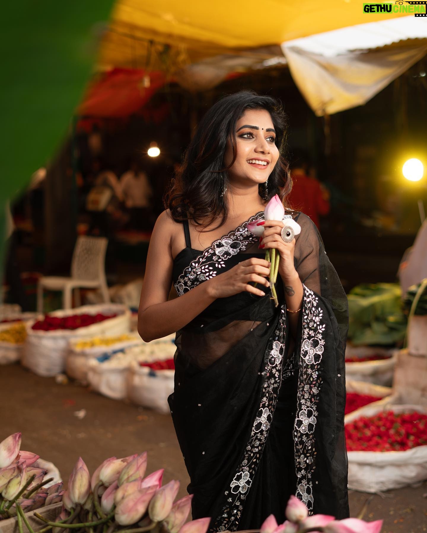 Vasanthi Krishnan Instagram - 🖤🖤🖤Black love 🖤🖤🖤 Cute saree🖤🖤🖤 @navyasri_mandava ❤️❤️❤️❤️❤️❤️❤️❤️❤️❤️❤️❤️❤️❤️❤️❤️ . . . . Outfit: @navyasri_mandava Mua: @srujanas_contour Styling: @stylebyrajasree Photography: @suresh_upputuri #instragram #vasanthikrishnan💗☺️😍 #bigbosstelugu #teluguactress #blacklove #blackheart🖤 #facebook #vk #pk #desginerwear #blacksaree🖤 #bigbossseason7tamil #cuteone #picoftheday #flowerlovers #flowersmaket