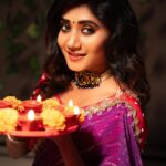Vasanthi Krishnan Instagram - 🪔🪔🪔🪔 . . Outfit: @navyasri_mandava Mua: @srujanas_contour Jewelry: @shubampearls Water sensor diyas: @sushmanugiftgallery Click by: @suresh_upputuri #instagram #vasanthikrishnan #diwalidecorations #diwali💥 #celebrities #pk #vk #cuteone #diwalirangoli #crash