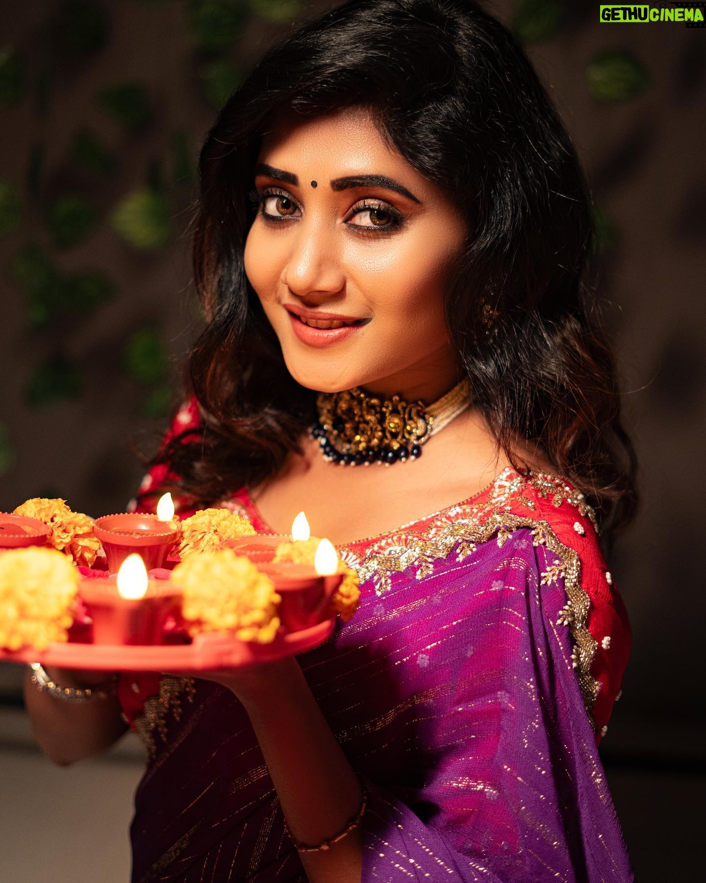 Vasanthi Krishnan Instagram - 🪔🪔🪔🪔 . . Outfit: @navyasri_mandava Mua: @srujanas_contour Jewelry: @shubampearls Water sensor diyas: @sushmanugiftgallery Click by: @suresh_upputuri #instagram #vasanthikrishnan #diwalidecorations #diwali💥 #celebrities #pk #vk #cuteone #diwalirangoli #crash