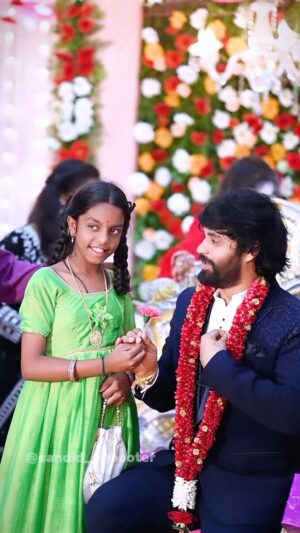 Vasanthi Krishnan Instagram - Okay beautiful Ammai naku flower ichindhi ❤️ 

#instragram #picoftheday #instapost #instadaily #instalike #instamood #outfitpost #nature #life #insta #instagood #fyp #fashion #star #pawankalyan47 #nature #life #love #fyp #fashion #india #telugu #tollywood #movie #style