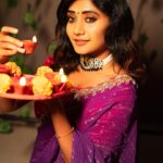 Vasanthi Krishnan Instagram - 🪔🪔🪔🪔 . . Outfit: @navyasri_mandava Mua: @srujanas_contour Jewelry: @shubampearls Water sensor diyas: @sushmanugiftgallery Click by: @suresh_upputuri #instagram #vasanthikrishnan #diwalidecorations #diwali💥 #celebrities #pk #vk #cuteone #diwalirangoli #crash