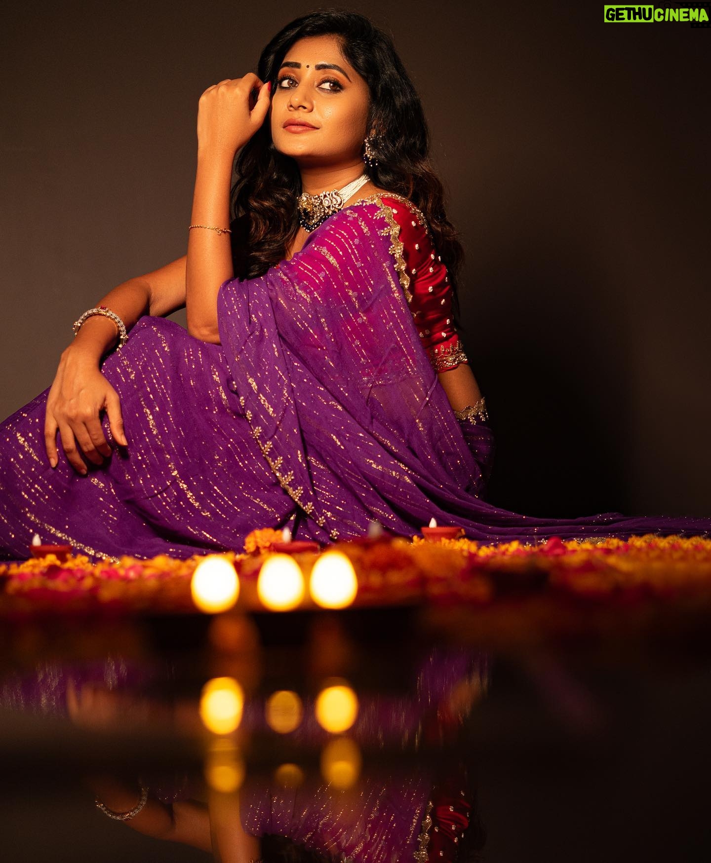 Vasanthi Krishnan Instagram - 🪔🪔🪔🪔🪔 . . . Outfit: @navyasri_mandava Mua: @srujanas_contour Jewelry: @shubampearls Water sensor diyas: @sushmanugiftgallery Click by: @suresh_upputuri #instragram #vk #pk #festivalseason #desginerwear❣️❣️😍 #diwalispecal #bigboss7telugu #bbjoditelugu #diwali💥 #hyderabad #festivetime #homedecor