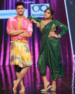 Vasanthi Krishnan Instagram - #nethoneydance 🫰🏻🫰🏻🫰🏻
.
.
.
Desginer @dharshyaboutique 

#instragram #vasanthikrishnan #nethoney_nethoney_❤️🥰 #
#cuteone😍 #desginerwear #starmaa #facebook #dancechallenge #sareefashion #nethoneydance2n8