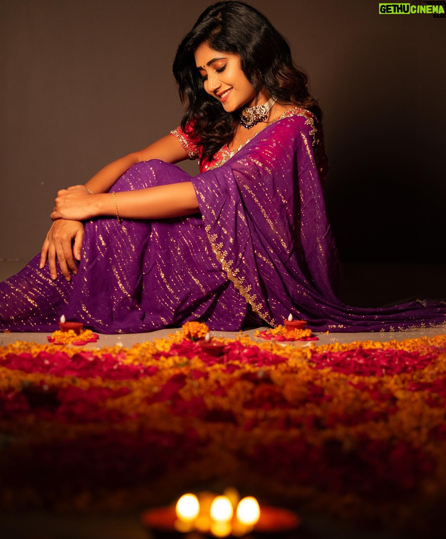 Vasanthi Krishnan Instagram - 🪔🪔🪔🪔🪔 . . . Outfit: @navyasri_mandava Mua: @srujanas_contour Jewelry: @shubampearls Water sensor diyas: @sushmanugiftgallery Click by: @suresh_upputuri #instragram #vk #pk #festivalseason #desginerwear❣️❣️😍 #diwalispecal #bigboss7telugu #bbjoditelugu #diwali💥 #hyderabad #festivetime #homedecor