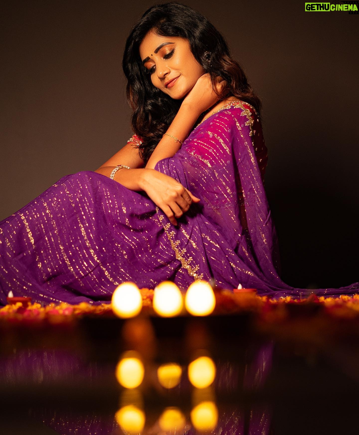 Vasanthi Krishnan Instagram - 🪔🪔🪔🪔🪔 . . . Outfit: @navyasri_mandava Mua: @srujanas_contour Jewelry: @shubampearls Water sensor diyas: @sushmanugiftgallery Click by: @suresh_upputuri #instragram #vk #pk #festivalseason #desginerwear❣️❣️😍 #diwalispecal #bigboss7telugu #bbjoditelugu #diwali💥 #hyderabad #festivetime #homedecor