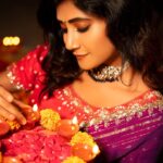 Vasanthi Krishnan Instagram - Let each Diya you light bring a glow of happiness on your face and Enlighten your soul❤️❤️❤️ 🪔🪔HAPPY DIWALI 🪔🪔 To All my Instagram family . . . Outfit: @navyasri_mandava Mua: @srujanas_contour Jewelry: @shubampearls Water sensor diyas: @sushmanugiftgallery Click by: @suresh_upputuri #instragram #vasanthikrishnan #bbjodi #bigbosstelugu #diwaligifts #diwalivibes✨ #diwali #festivecollection #diwali💥 #bigbosstelugu #festivewear #desginerwear