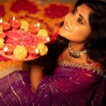Vasanthi Krishnan Instagram - Let each Diya you light bring a glow of happiness on your face and Enlighten your soul❤️❤️❤️ 🪔🪔HAPPY DIWALI 🪔🪔 To All my Instagram family . . . Outfit: @navyasri_mandava Mua: @srujanas_contour Jewelry: @shubampearls Water sensor diyas: @sushmanugiftgallery Click by: @suresh_upputuri #instragram #vasanthikrishnan #bbjodi #bigbosstelugu #diwaligifts #diwalivibes✨ #diwali #festivecollection #diwali💥 #bigbosstelugu #festivewear #desginerwear