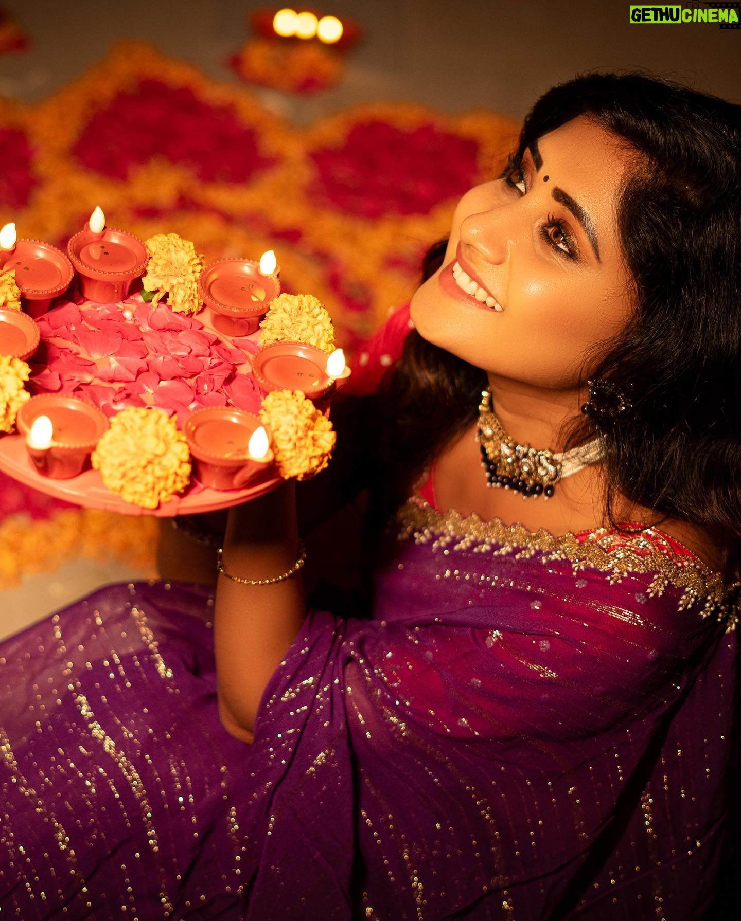 Vasanthi Krishnan Instagram - Let each Diya you light bring a glow of happiness on your face and Enlighten your soul❤️❤️❤️ 🪔🪔HAPPY DIWALI 🪔🪔 To All my Instagram family . . . Outfit: @navyasri_mandava Mua: @srujanas_contour Jewelry: @shubampearls Water sensor diyas: @sushmanugiftgallery Click by: @suresh_upputuri #instragram #vasanthikrishnan #bbjodi #bigbosstelugu #diwaligifts #diwalivibes✨ #diwali #festivecollection #diwali💥 #bigbosstelugu #festivewear #desginerwear