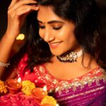 Vasanthi Krishnan Instagram - Let each Diya you light bring a glow of happiness on your face and Enlighten your soul❤️❤️❤️ 🪔🪔HAPPY DIWALI 🪔🪔 To All my Instagram family . . . Outfit: @navyasri_mandava Mua: @srujanas_contour Jewelry: @shubampearls Water sensor diyas: @sushmanugiftgallery Click by: @suresh_upputuri #instragram #vasanthikrishnan #bbjodi #bigbosstelugu #diwaligifts #diwalivibes✨ #diwali #festivecollection #diwali💥 #bigbosstelugu #festivewear #desginerwear