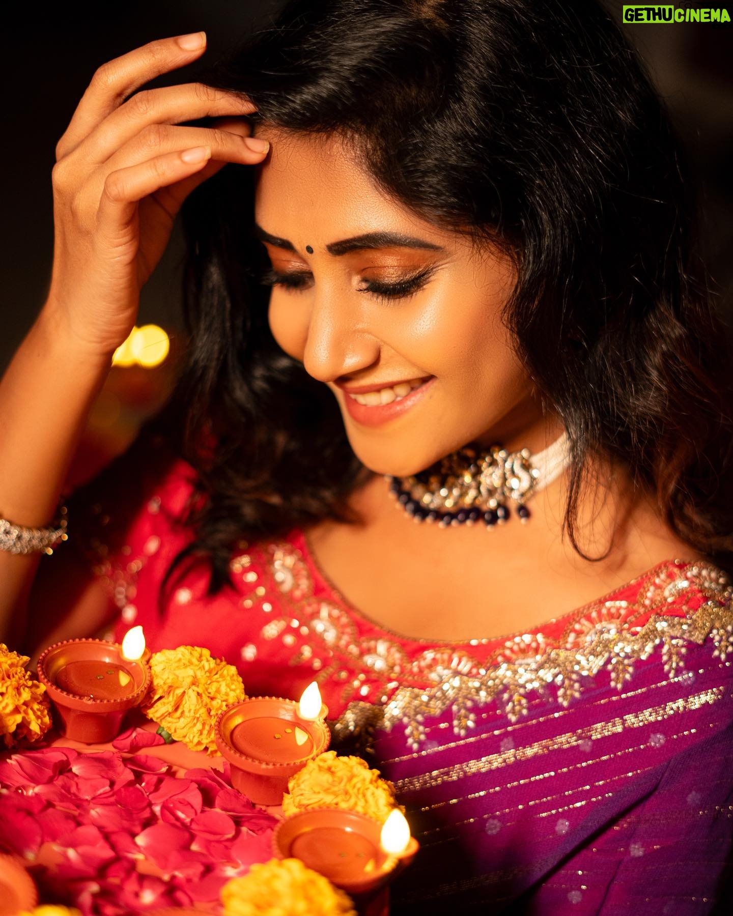 Vasanthi Krishnan Instagram - Let each Diya you light bring a glow of happiness on your face and Enlighten your soul❤️❤️❤️ 🪔🪔HAPPY DIWALI 🪔🪔 To All my Instagram family . . . Outfit: @navyasri_mandava Mua: @srujanas_contour Jewelry: @shubampearls Water sensor diyas: @sushmanugiftgallery Click by: @suresh_upputuri #instragram #vasanthikrishnan #bbjodi #bigbosstelugu #diwaligifts #diwalivibes✨ #diwali #festivecollection #diwali💥 #bigbosstelugu #festivewear #desginerwear