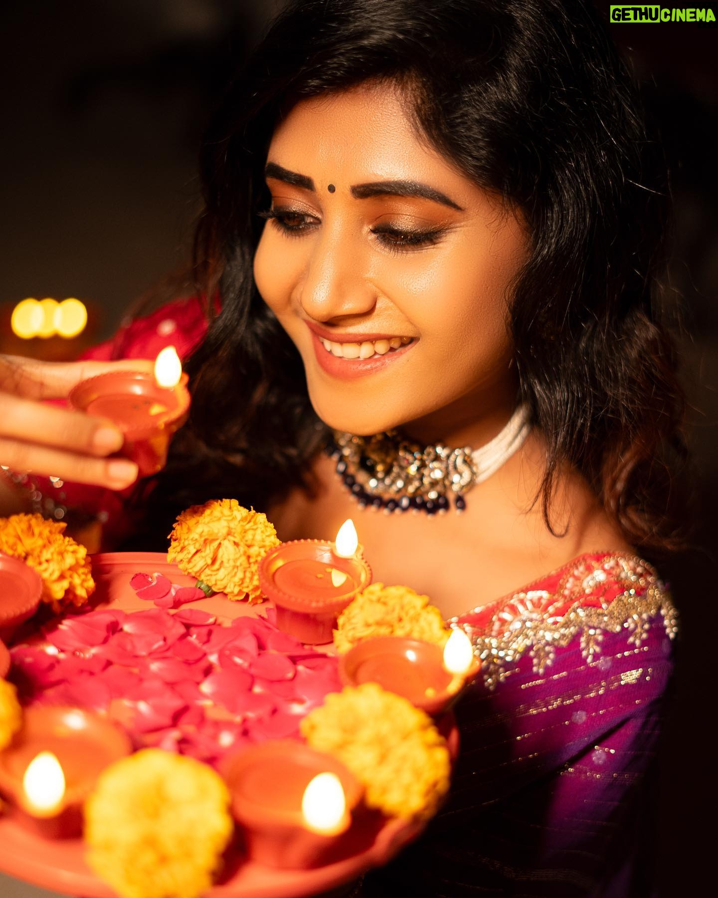 Vasanthi Krishnan Instagram - Let each Diya you light bring a glow of happiness on your face and Enlighten your soul❤️❤️❤️ 🪔🪔HAPPY DIWALI 🪔🪔 To All my Instagram family . . . Outfit: @navyasri_mandava Mua: @srujanas_contour Jewelry: @shubampearls Water sensor diyas: @sushmanugiftgallery Click by: @suresh_upputuri #instragram #vasanthikrishnan #bbjodi #bigbosstelugu #diwaligifts #diwalivibes✨ #diwali #festivecollection #diwali💥 #bigbosstelugu #festivewear #desginerwear