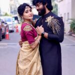 Vasanthi Krishnan Instagram - Happy Sankranti🪁🪁 . . . Jewellery @emmadi_silver_jewellery Saree @srikrishnasilk Desginer @suchys_design_studio Hairstylist @hairstylistsaii #instragram #vasanthikrishnan #sareelove #bigbosstelugu6 #zeetelugu #event #sankarnthisambaralu #zee5 #couplegoals