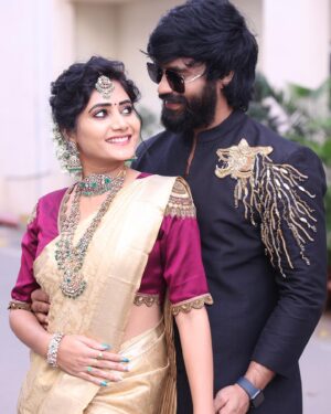 Vasanthi Krishnan Instagram - Happy Sankranti🪁🪁
.
.
.
Jewellery @emmadi_silver_jewellery 
Saree @srikrishnasilk 
Desginer @suchys_design_studio 
Hairstylist @hairstylistsaii 

#instragram #vasanthikrishnan #sareelove #bigbosstelugu6 #zeetelugu #event #sankarnthisambaralu #zee5 #couplegoals