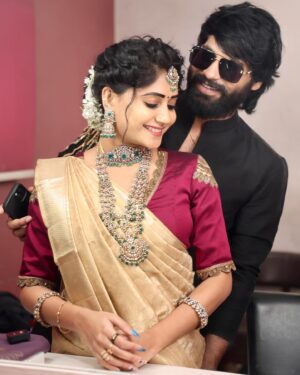Vasanthi Krishnan Instagram - Happy Sankranti🪁🪁
.
.
.
Jewellery @emmadi_silver_jewellery 
Saree @srikrishnasilk 
Desginer @suchys_design_studio 
Hairstylist @hairstylistsaii 

#instragram #vasanthikrishnan #sareelove #bigbosstelugu6 #zeetelugu #event #sankarnthisambaralu #zee5 #couplegoals