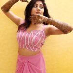 Vasanthi Krishnan Instagram - Mehendi from hand to heart ❤️ Let’s create memories 🧿🫶😍 . . . Mehendi artist @maneesha_mehendi_studio 🫰🏻🌹 Dress designer @ushas.couture 🫶 #pk #vk #instragram #vasanthikrishnan #cutememories #letsfillthememoryboxsomemore #vk #bigboss #telugu #cutestyle #desginerwear #cutepie #heart❤︎
