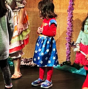 Vasiliki Andritsou Instagram - Φυσικά και ανεβήκαμε στη σκηνή!!!!
Γεννημένη γενναία♥️ Ανθένια μου🌸 «Του τραγουδιού το παραμυθι» @alikikatsavou @iaswn25 #theatroavaton #sundayfunday #theaterday #becreative #bebrave
