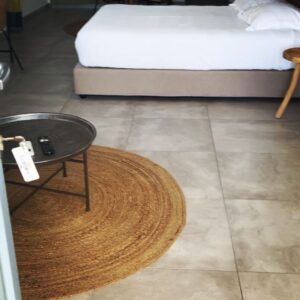 Vasiliki Andritsou Instagram - Πόσο τυχεροί που γνωρίσαμε την άλλη Σαντορίνη.. τη Σαντορίνη της Μαρίας..μακριά από θορύβους και κοσμικά…απόλυτο γαλάζιο και ηρεμία..πόσο τυχεροί που γνωρίσαμε τη Μαρια..σε ευχαριστούμε τόσο πολυ φιλόξενο ευγενικό καλόκαρδο κορίτσι.. @maria_dacoutrou 🩵 @el_destino_santorini 💙