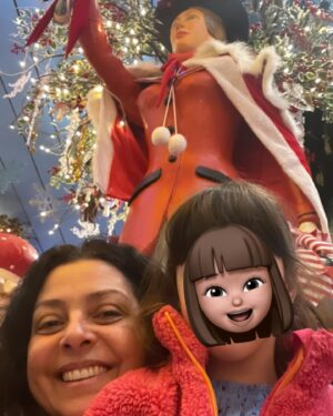 Vasiliki Andritsou Instagram - Στο @littlekook_ είναι ακόμη Χριστούγεννα🎄⭐️♥️ μαμα και κόρη ξεπόρτισαν στη μαγεία🦋🌺⭐️