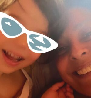Vasiliki Andritsou Instagram - Χρονια σου πολλά γλυκο μου κορίτσι..άνθος μου μοσχομυριστό..λουλουδένια μου.. Ανθένια μου… ποσο σαγαπω ποσο μα ποσο…πως να περιγράψω??….🌺🌸🌼🌹🌷💐💜🦄🧸⭐️🦋🐇🌈