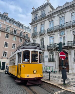 Vasiliki Troufakou Instagram - Olá Lisboa 🚡

#tram28 
#happytraveller 
#portugal🇵🇹