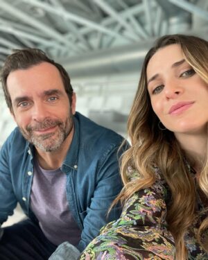 Vasiliki Troufakou Instagram - 𝒯𝒽𝒶𝓉’𝓈 𝒶𝓁𝓁 𝒻𝑜𝓁𝓀𝓈

Αυτό ήταν…🫣
Για την ώρα τουλάχιστον…
Ο πολυαγαπημένος μας Γιατρός- ο @constantinemarkoulakisofficial της καρδιάς μας και η τρομερή ομάδα- σας αποχαιρετα με ένα τελευταίο επεισόδιο σήμερα στις 22:40 στον @alphatv 
Ευχαριστούμε και ευχαριστώ πάρα πολύ για την αγάπη, για τα μηνύματα, για την υποδοχή της δουλειάς για την οποία κοπιάσαμε τόσο και που φαίνεται πως άξιζε.
Ποσο όμορφο συναίσθημα.
Είμαι χαρούμενη, είμαι ευγνώμων και μου λείπει ήδη πολύ.

#ogiatros 
#tillnextime 
#cheerstonewbeginnings