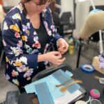 Ve Neill Instagram – The students working hard in our foundational ventilation class being taught by Dawn Victoria Dudley 
Which will be offered again in October! 

Sign up now at 
👇🏼👇🏼👇🏼👇🏼
legendsmakeup.com 

@welldressedwigs 
@mua.ingrid 
@jamesybabe 
@kaitlin_lyerly 

@therealve
@legendsmakeupacademy 
@frendsbeauty 
@vesfavoritebrushes
•
•
#veneill #legendsmakeup #prosthetics #specialmakeupfx #sfxmakeup #sfxmakeupclasses #makeup #horrormakeup #character #filmeducation #film #specialmakeupeffects #film #mua #fxmakeup #sfx #fxschool #television #frendsbeauty #ventilation #wigmaking