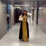 Veda Yurtsever Instagram – Son oyunumuzu Konya Kongre Merkezi’nde oynamıştık. @burakaltayresmi , kendine abisi de görüntü yönetmeni olduğu için bu işlerden anladığını düşündüğü @tubaaydinnnn_ ‘nı kameraman yapıp böyle bi video çektirmişti. Bu fikri çok kıskanıp kendimi de çektirdim ama paylaşmayı unutmuşum;)) Buyrun bazı artistik hareketlere…Kulis halleri 🎭 #hırçınkız #devlettiyatroları #shakespeare