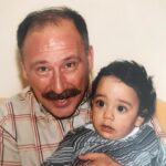 Veda Yurtsever Instagram – Henüz 1 yaşındayken  canım Altan Erkekli’ nin kucağında gördüğümüz bu bebe 21 yaşında şimdi. Sosyal medyada onunla ilgili paylaşım yapmamı istemediği için Altan abi’nin ailemizdeki kıymetinden faydalanayım dedim sildirmesin diye;))
 Şahane bir oyun arkadaşı doğurmuşum hem kendime hem dostlarına; eğlenceli, akıllı, yaratıcı. Ben de kolay değilim bazen biliyorum, şu kontrol manyaklığım mesela onu çileden çıkarsa da beni idare etmenin yolunu bulacak kadar olgun. Bize öğretilmiş onlarca klişemi ters-yüz edecek kadar yenilikçi bilgi sahibi, açık görülü… Ben bu evlattan daha iyisini hayal edemezdim, hayata hem şükrediyor hem de teşekkür ediyorum. İyi ki doğurmuşum seni🧿😻🙏🎂 ( Yatağının altından yumurta tavası, makarna tenceresi çıkmadığı gün de handiyse mükemmel olacaksın) Seni çok seviyorum…