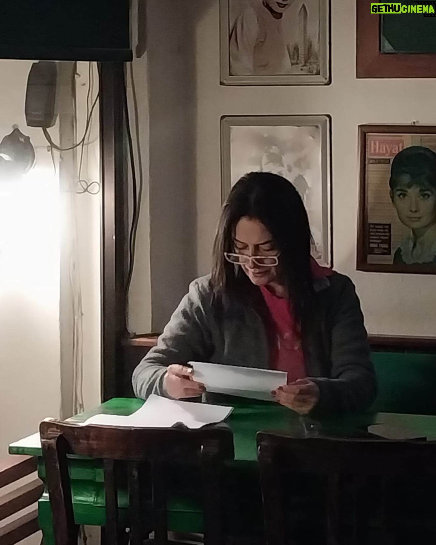 Veda Yurtsever Instagram - @bircundaruyasi çekmiş beni çalışırken, ezber yapmak için bile @cafe_le_petit ‘i seçmişsem ciddi bi bağ kurmuşum demek ki mekanla, neyse bi kahve molası vereyim;))