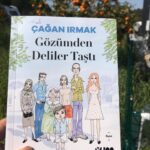Veda Yurtsever Instagram - “Onun yaşadığını ben yaşasam, onun gördüğüne ben tanık olsam ben de sanatçı olurdum” deme yanılgısına düşsek de bazen , aslında biliriz ki , o ruhunda zaten ‘sanatçı’ olma becerisini taşıdığı için görür. Hafızasının derinliklerinde bir yerde ileride anlatacağı yöntemi bulana kadar bekletir…Seferihisar’ ın mandalina bahçelerinde büyüttüğü ‘ çocuğun biri’ sayesinde toprağında yaşayan hikayeleri , başka insanlara ulaştı, coğrafyanın da şansı bu ‘çocuk’ oldu…Çağan Irmak sinema yoluyla birçok insanın kalbine, aklına dokundu. Şimdi de borçlu olduğunu düşündüğü edebiyat aracılığıyla yeni bir yol deniyor. Gözümden Deliler Taştı öykü kitabı ,yazarının bile nerdeyse hiç tanıtımını yapmamasına , ortak arkadaşlarımızın bile “hadi canım kitap mı yazmış” diyerek şaşıracağı kadar reklamdan uzak olmasına rağmen birinci baskısı hemen tükenmiş. Bulmakta çok zorlandım zira… Bi yerlerinize dokunacağından ve seveceğinizden eminim. Yazıdaki mahareti yeni kitapların da geleceğinin habercisi 👏🧿❤️ #gözümdendelilertaştı @dogan_kitap @caganirmak1