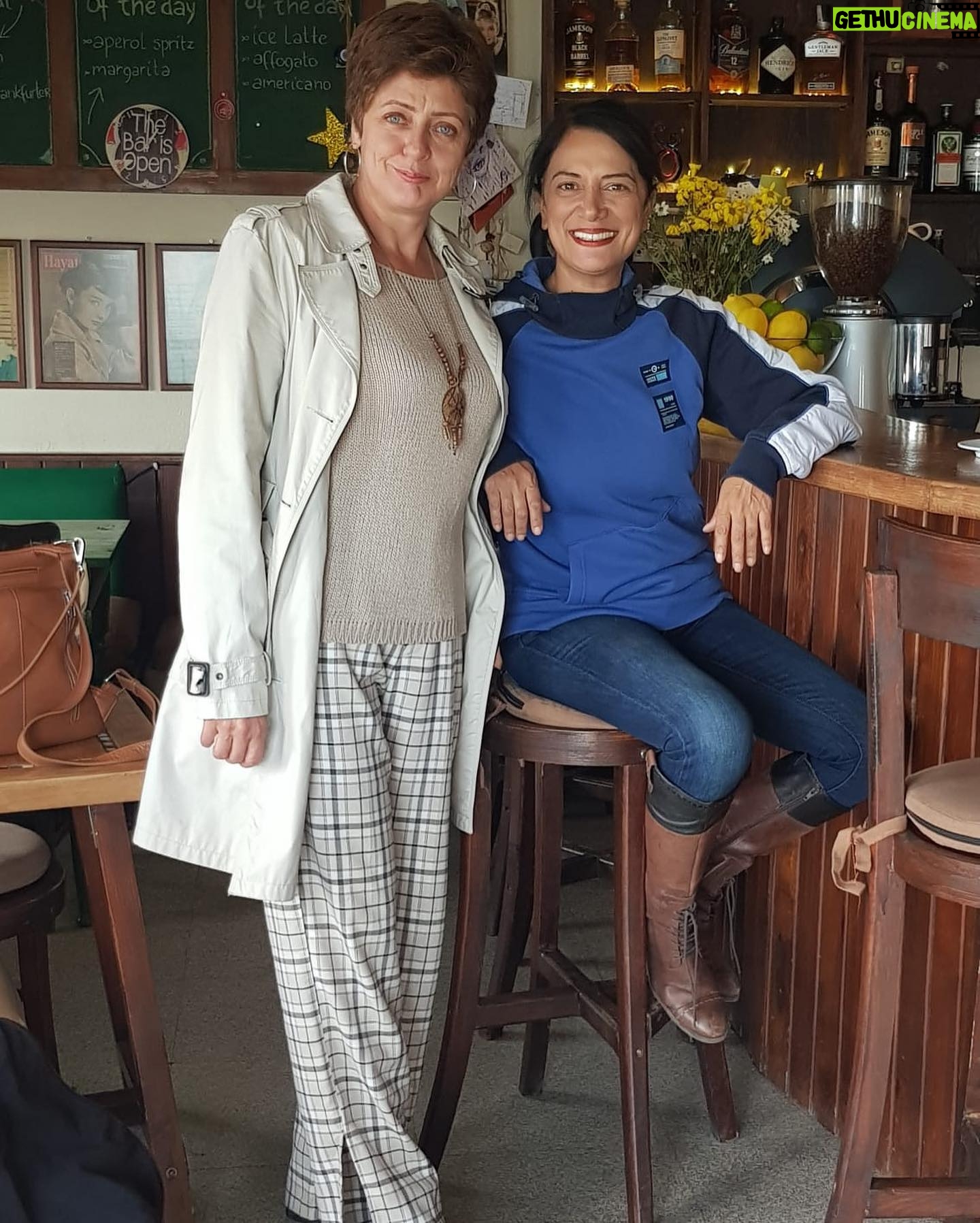 Veda Yurtsever Instagram - Ayvalık’ta @cafe_le_petit günlükleri ; şahane mekan, mekandan güzel insanlarıyla yeni sığınağım, şükür rastlantılara o zaman🙏❤️💃🏿