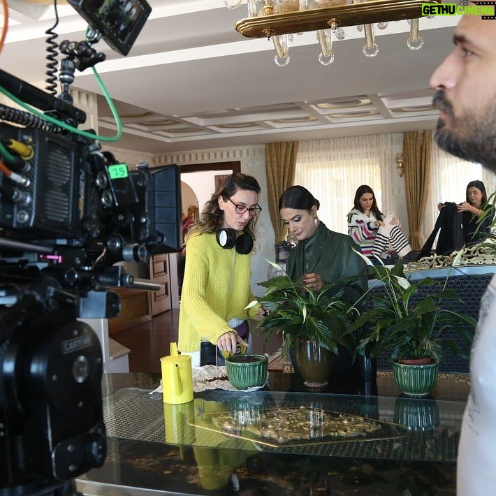 Veda Yurtsever Instagram - Akşam 20:00’ de bi ıhlamur falan yapın, oturup bizi izleyin, çok soğuk dışarısı çıkmayın🤪🙏❤️ @uckizkardestvdizisi @surecfilm @kanald #üçkızkardeş #üçkızkardeş #dizi