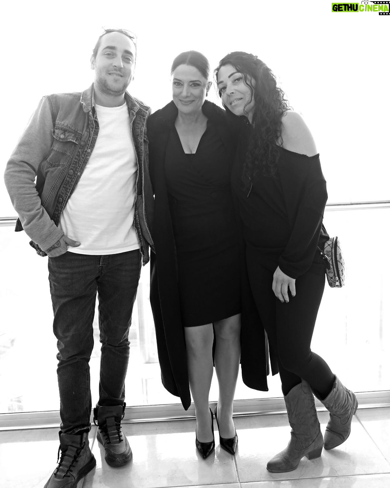 Veda Yurtsever Instagram - Biz bu akşam saat 20:00’de @kanald ekranlarında saçımız ve makyajımız tam yapılmış, sizleri bekliyor oliciiiz efenim, buyrun seyredin lütfen😻🧿❤️ @uckizkardestvdizisi @surecfilm #üçkızkardeş #üçkızkardeş