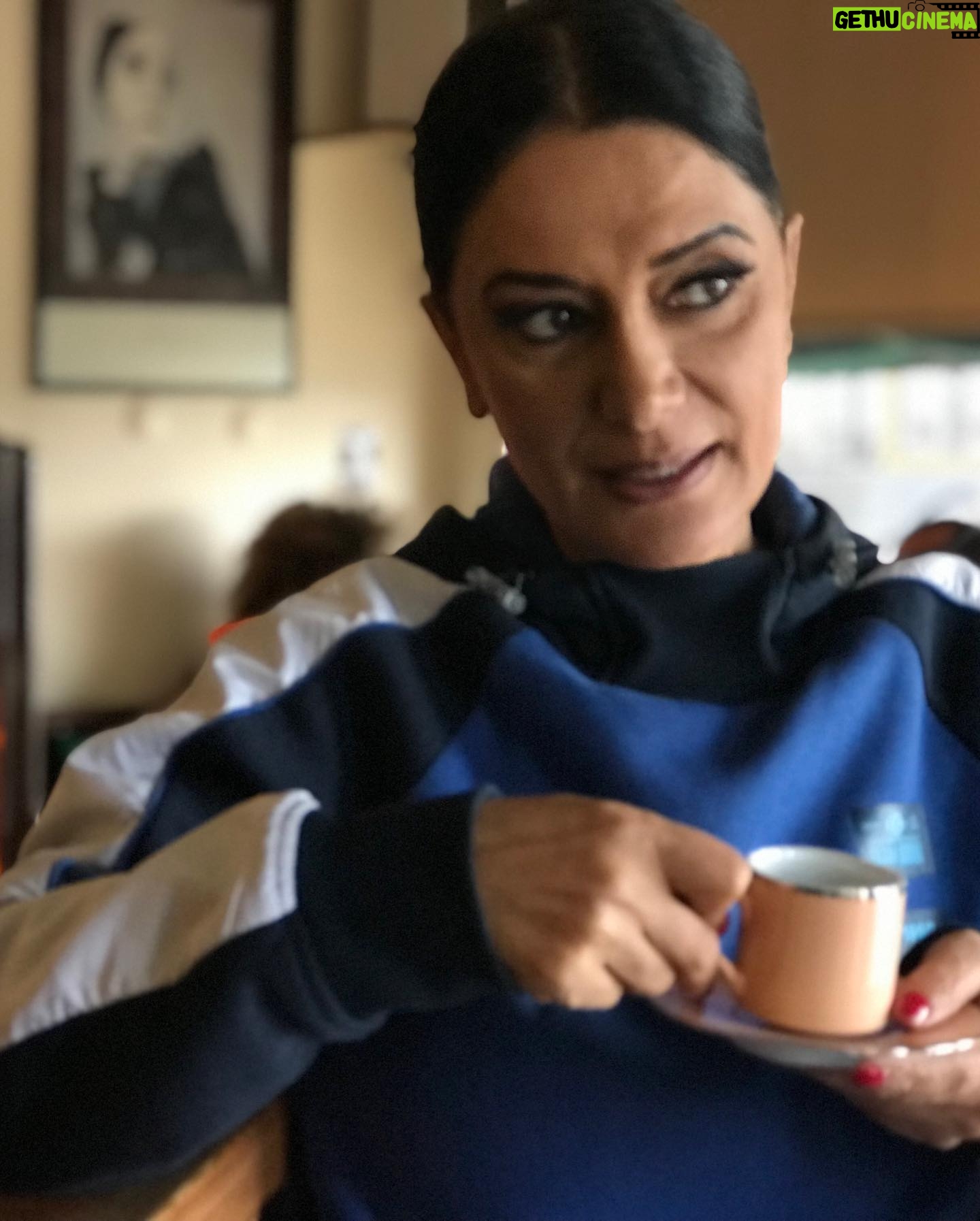 Veda Yurtsever Instagram - Ayvalık’ta @cafe_le_petit günlükleri ; şahane mekan, mekandan güzel insanlarıyla yeni sığınağım, şükür rastlantılara o zaman🙏❤️💃🏿