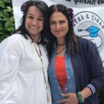 Veda Yurtsever Instagram - Dün Sayra-Çınar vakfı yararına düzenlenen festivale misafir oldum, öncelikle tanıştığım, tanıdığım ve kucaklaştığım herkese çok teşekkür ediyorum. Vakfı duymamış olabilirsiniz ama İzmir depreminin nerdeyse simgesi olan ikizler hepinizin hafızasında duruyordur. Anne @tulin_batmaz dünyanın en büyük acısı kabul edilen bu kayıp haliyle başa çıkabilmenin çok kıymetli bir yolunu bulmuş; başka insanlara, başka hayatlara, başka acılara dokunmak… Kurduğu @sayracinar vakfıyla sayısız öğrenciye ulaşıyor #iyilikikizimprojesiyle . Bu proje destekçilerle büyüyüp yayılacak elbette. Ben orda çalışan hem de canla başla çalışan gönüllüleri görünce bir kez daha inandım ; bu dünya dönüyorsa gönüllülerin yüzü suyu hürmetine 🙏❤️ @sayracinar hesabının üstünde duran linkten bağışta bulunabilir, üye olabilir, kampanyalara katılabilirsiniz. Azı-çoğu yok bu işin, her ay sadece 35 lira gönderen bir bağışçısı olduğunu bilirsek ne demek istediğim daha net anlaşılır, o kadarı bile kalp ısıtıyor. Tülin’e ayakta kalması için bi omuz da siz uzatın, biliyorum ki iyilik yapmak insanın kendisini de iyileştirir…🌹🐬
