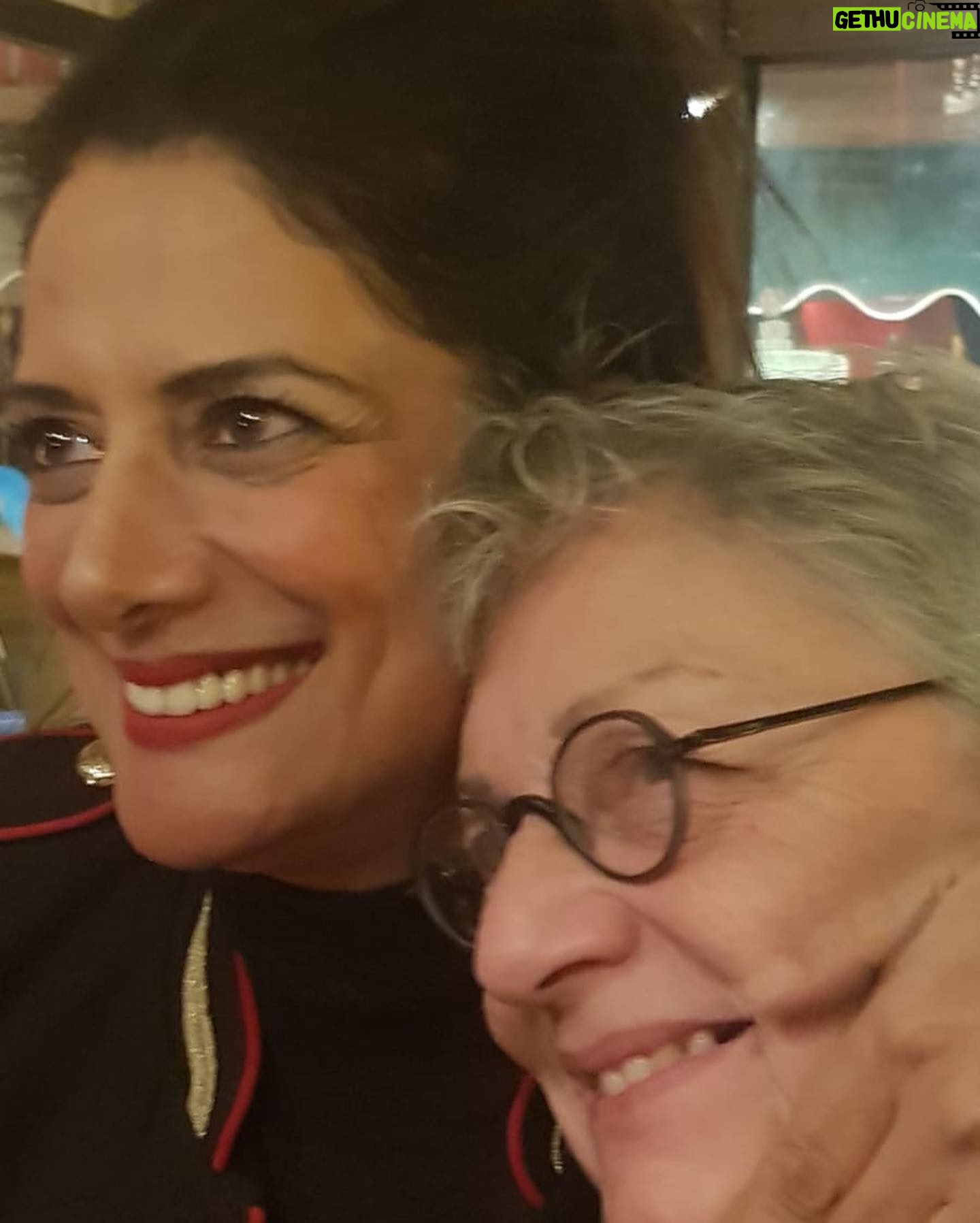 Veda Yurtsever Instagram - Ayvalık’ta @cafe_le_petit günlükleri ; şahane mekan, mekandan güzel insanlarıyla yeni sığınağım, şükür rastlantılara o zaman🙏❤️💃🏿