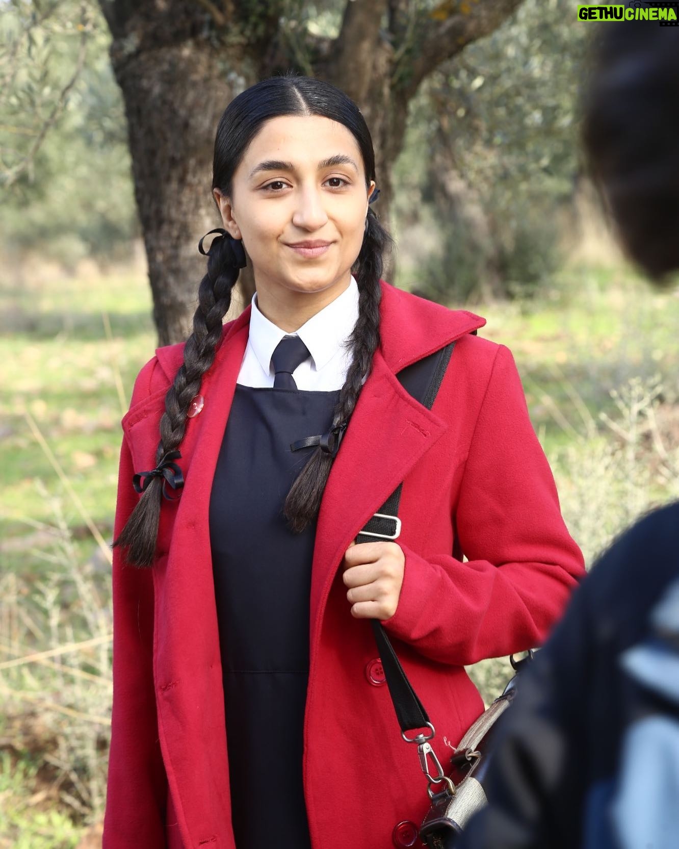 Veda Yurtsever Instagram - Yetenekli , genç hanım bu gece dizimize giriş yapıyor, kim olduğunu merak ediniz zira daha da derinleştirecek dizimizin hikayesini. Hem uzun zamandır benim de heyecanla beklediğim bir hikayeye giriş yapılacağı için hem de bu ( benim için) çok kıymetli rolu böyle kabiliyetli bir oyuncuya emanet ettiğimiz için çok mutluyum…Şahane olacak🦋🧿 Hoş geldin @crnksm ❤️😻 @uckizkardestvdizisi @kanald @surecfilm @iincigundogdu @edateksoz @sevgiyilmaz @zilufer 👏🧿❤️