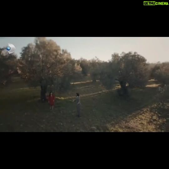 Veda Yurtsever Instagram - Benim için yeri çok ayrı olan içinde bulunmaktan inanılmaz keyif aldığım, çok güzel anılar biriktirdiğim,heyecanımı samimiyetle paylaştığım, muhteşem bir ekibi olan Üç Kız Kardeş dizisi bugün akşam final yapıyor. 🥺 İçimden o kadar çok şey yazmak geliyor ki.. Ne yazsam eksik kalacak sanki.. Çokça teşekkürlerimi yazabiliyorum sadece..🙏 Bu projeye dahil olmamı sağlayan ve bana güvenip emanet eden siz kıymetli insanlara çok teşekkür ederim. Daha nicesine..🙏🍀 @iincigundogdu @icontalentofficial @diclepektas @surecfilm Canım hocalarım @edateksoz @aycayaykin beni sette ilk andan itibaren hiç yabancı gibi hissettirmediğiniz için ve bana kattıklarınız için minnettarim🤍 Çektiğimiz her sahnede emeği olan kamera önünde ve arkasında çalışan kıymetli ekibin emeğine sağlık, hepinize çok teşekkür ederim.. İyi ki sizleri tanıdım. @iclalaydin zilufer sevgiyilmaz @eray.altunsoy.photography canım arkadaşım bu videoyu hazırlarken benimle beraber keyiflendiğin ve desteğini hiç esirgemediğin için sana çok teşekkür ederim.🎉 Ve özellikle Veda ablacım.. Rüçhan karakterini seninle beraber canlandırmak benim için büyük bir onur.. Dahil olduğum o süreçte bana tüm desteklerin için minnettarım.. @vedayurtsever💜 Ve siz seyircilerimiz sizlere de çok teşekkür ederim.. İyi ki vardınız..🙏🍀 Hepinizi çok seviyorum. Elveda Rüçhan...