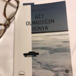 Veda Yurtsever Instagram – Çoookk geç kaldım, özür dilerim, bi de zerafet gösterip imzalamışsınız. İlk sayfa derhal ilgimi çekti, keyifli bir yola çıkacağımdan eminim, kaleminize sağlık🙏 #emirmavitan #aitolmadığımdünya #hepkitap @emirmavitan @hep_kitap