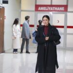 Veda Yurtsever Instagram - Ameliyathane kapılarını sadece estetik müdehale yapılan arkadaşlarımızı beklemek ya da set olarak kullanmak bize düşen olur inşallah🙏 Akşam saat 20:00’de @kanald ekranlarında buluşalım mı? @uckizkardestvdizisi @surecfilm #üçkızkardeş #uckizkardes #dizi