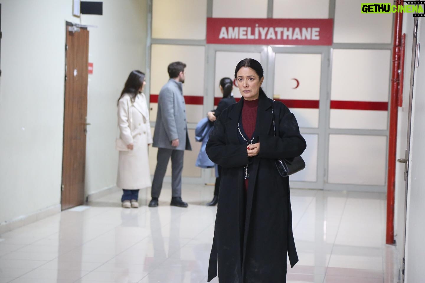 Veda Yurtsever Instagram - Ameliyathane kapılarını sadece estetik müdehale yapılan arkadaşlarımızı beklemek ya da set olarak kullanmak bize düşen olur inşallah🙏 Akşam saat 20:00’de @kanald ekranlarında buluşalım mı? @uckizkardestvdizisi @surecfilm #üçkızkardeş #uckizkardes #dizi