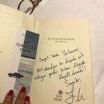 Veda Yurtsever Instagram – Çoookk geç kaldım, özür dilerim, bi de zerafet gösterip imzalamışsınız. İlk sayfa derhal ilgimi çekti, keyifli bir yola çıkacağımdan eminim, kaleminize sağlık🙏 #emirmavitan #aitolmadığımdünya #hepkitap @emirmavitan @hep_kitap