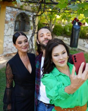 Veda Yurtsever Instagram - Sevgili Aydan Şener ve Cengiz Orhonlu ekibimize dahil olmanız bizi çok sevindirdi, hoş geldiniz sefa getirdiniz🙏 Bu akşam yeni bölüm saat 20:00’de @kanald ekranlarında, bekleriz;)) @uckizkardestvdizisi @surecfilm