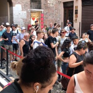 Veda Yurtsever Instagram - Verona’ya geldik, doğal olarak ilk izini süreceğimiz Romeo ve Juliet oldu. Burda Giulietta da denilen kızımızın evini ziyaretle başladık günümüze. Nerden kaynaklı olduğunu araştırmaya üşendiğim bir uluslararası inanışa göre, kızımızın kapıda duran heykelinin göğüslerini ellersen dileklerin olur inanışına kapılıverdim bi anda ;)) Evini dolaştım, annesiyle,dadısıyla konuştuğu odalarda pozlar verdim ama o balkona ikna olmakta çok zorlandım. Canım Romeo oraya mı tırmandı şimdi, hadi tımandı o cücük kadar balkona nasıl sığdılar dönem kıyafetleriyle? Neyse çok üstünde durmadım zira üstat Shakespeare’ e şikayetlerimi bildirdim… Güzel şehir, daha da var gezecek yerim…❤️🧿🙏 #verona #shakespeare #romeoendjuliette #italy #gezi #tatil