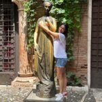 Veda Yurtsever Instagram - Verona’ya geldik, doğal olarak ilk izini süreceğimiz Romeo ve Juliet oldu. Burda Giulietta da denilen kızımızın evini ziyaretle başladık günümüze. Nerden kaynaklı olduğunu araştırmaya üşendiğim bir uluslararası inanışa göre, kızımızın kapıda duran heykelinin göğüslerini ellersen dileklerin olur inanışına kapılıverdim bi anda ;)) Evini dolaştım, annesiyle,dadısıyla konuştuğu odalarda pozlar verdim ama o balkona ikna olmakta çok zorlandım. Canım Romeo oraya mı tırmandı şimdi, hadi tımandı o cücük kadar balkona nasıl sığdılar dönem kıyafetleriyle? Neyse çok üstünde durmadım zira üstat Shakespeare’ e şikayetlerimi bildirdim… Güzel şehir, daha da var gezecek yerim…❤️🧿🙏 #verona #shakespeare #romeoendjuliette #italy #gezi #tatil